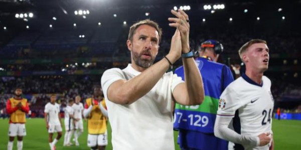 开云在线登录-索斯盖特躲开了砸向他的酒杯，但躲不开漫天骂声