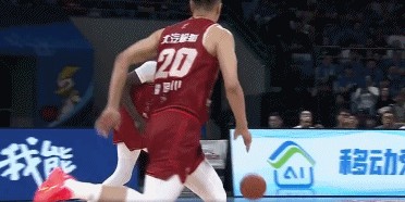 还能回来吗？奥莫特身穿北京男篮训练服训练 球迷热议一边倒