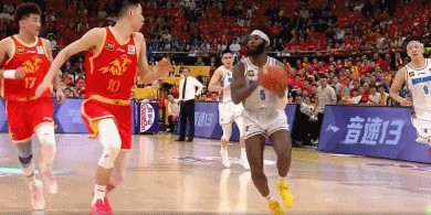 还能回来吗？奥莫特身穿北京男篮训练服训练 球迷热议一边倒