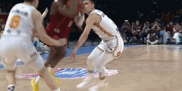 还能回来吗？奥莫特身穿北京男篮训练服训练 球迷热议一边倒